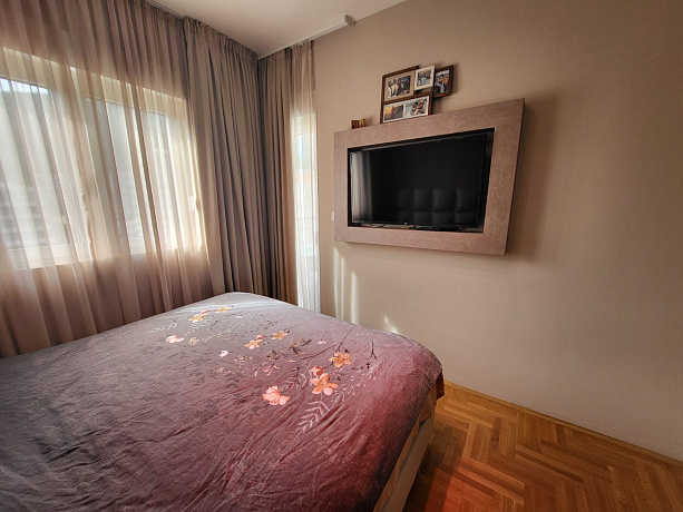 Apartment mit zwei Schlafzimmern und einem Garagenplatz in Budva